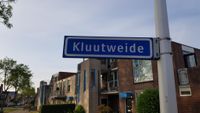 Straatnaambord Kluutweide op vrijdag 8 mei 2020. Foto: Sander van Scherpenzeel.