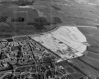 Luchtfoto vanuit het westen op de in aanbouw zijnde wijk Schonenburg (noordoost) te Houten aan de spoorlijn Utrecht-Den Bosch in 1981. Bron: Regionaal Archief Zuid-Utrecht (RAZU), 353, 105244, 116.