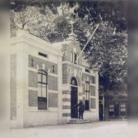 Rijksveldwachter Jan van Arkel voor het vroegere gemeentehuis van Houten die in deze toestand bestond tussen 1877 en 1917. Bron: Regionaal Archief Zuid-Utrecht (RAZU), 353.