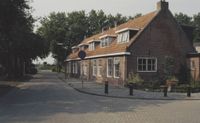 De Armenhuisjes aan de Pr. Bernhardweg in ca. 1990 uit begin negentiende eeuw gebouwd door Essaye Estoppey, zoon van een Zwitser die zich in Houten en omgeving vestigde en veel vastgoed bezat (1). Bron: Regionaal archief Zuid-Utrecht (RAZU), 353.