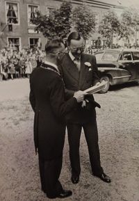 In het voorjaar kwam Prins Bernhard Houten bezoeken in het kader van zij landelijke tour aan alle plaatsen na WOII. Hij krijgt hier een bord aangeboden namens gemeentebestuur (1). Bron: RAZU. 353.