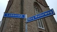 Straatnaamborden bij de t-splitsing van de Lobbendijk, Burgemeester Wallerweg en het Plein naast de N.H. Kerktoren bij het Oude Dorp van Houten in februari 2016. Foto: Sander van Scherpenzeel.