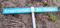 In september 2016 werd eraan de weg gewerkt bij de Ereprijshof en De Slinger. Hierbij de twee straatnaamborden liggende op braakliggende grond. Foto: Sander van Scherpenzeel.