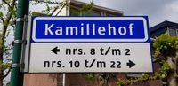 Straatnaambord Kamillehof met huisnummer rictingsaanduiding op vrijdag 1 mei 2020. Foto: Sander van Scherpenzeel.