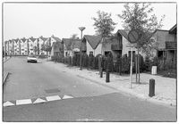 Het einde van de Lupine-oord met rechts de huizen aan de Meekrap-oord. Destijds aanwezig een oversteek voor auto's over de Lobbendijk, aansluitend op de Akkerwindehof in 1980. Foto: Jos Schalkwijk.