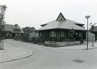 Gezicht op de straat Rogge-oord vanaf de Lupine-oord. Het gebouw in het midden is de woning Lupine-oord 44 in augustus 1980, foto: Jos Schalkwijk. Bron: Regionaal Archief Zuid-Utrecht (RAZU), 353, doos052, 69.