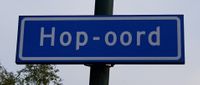Straatnaambord Hop-oord, 7 mei 2020. Foto: Sander van Scherpenzeel.