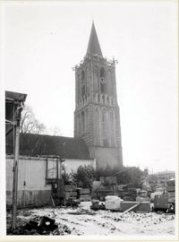 Nederlandse Hervormde Kerktoren in het Oude Dorp van Houten in een winterse periode. Gezien vanaf het terrein van de oude fruitveiling aan de Lobbendijk in ca. 1984. Bron: Regionaal Archief Zuid-Utrecht (RAZU), 353.