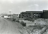 De bouw van de woningen aan de Lupine-oord. Rechts basisschool De Wegwijzer in februari 1979. Bron: Regionaal Archief Zuid-Utrecht (RAZU), 353, 46636, 69.