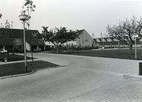 De straat Vlas-oord in noordwestelijke richting gezien in augustus 1980. Bron: Regionaal Archief Zuid-Utrecht (RAZU), 353, 46640, 69.