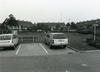 Parkeerplaatsen aan het Rapen-oord. De huizen op de achtergrond staan aan het Wikke-oord in augustus 1980. Bron: Regionaal Archief Zuid-Utrecht (RAZU), 353, 46641, 69.