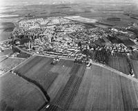 Luchtfoto van Houten, met op de voorgrond de T16 (Utrechtseweg - Schalkwijkseweg), de tertiaire provinciale weg Houten-Culemborg, uit het zuidwesten in december 1980. Bron: Het Utrechts Archief, catalogusnummer: 847542.