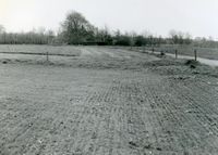 Land in de omgeving van de Warinenpoort in 1985 bij boerderij De Steenen Poort tijdens archeologische opgravingen naar de verdwenen (kasteel)toren (13). Bron: Regionaal Archief Zuid-Utrecht (RAZU), 353.