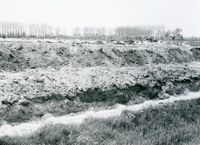 Land in de omgeving van de Warinenpoort in 1985 bij boerderij De Steenen Poort tijdens archeologische opgravingen naar de verdwenen (kasteel)toren (14). Bron: Regionaal Archief Zuid-Utrecht (RAZU), 353.