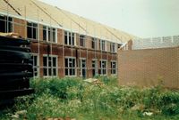 Bouw van de woningen aan de Penningslag 2 t/m 22 richting het noorden gezien. Rechts de schuren in aanbouw. In juni/juli 1988. Foto: Familiearchief Van Scherpenzeel.