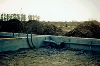 Riolering voor de waterafvoer zijn geplaatst in de toekomstige kruipruimte voor de huizen aan de Penningslag in mei 1988. Links de bomen aan de vroegere Wulfsedijk. Foto: Familiearchief Van Scherpenzeel.