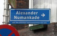 Straatnaambord Alexander Numankade, gezien vanaf kruising met de Blauwkapelseweg op 1 maart 2020. Foto: Sander van Scherpenzenzeel.