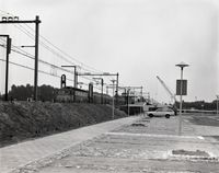 Gezicht op het nieuwe N.S.-station Utrecht Lunetten aan het Furkaplateau te Utrecht in september 1980. Bron: Het Utrechts Archief, catalogusnummer: 46533.