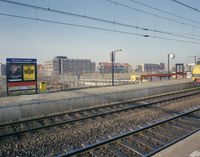Gezicht op het westelijke perron van het N.S.-station Utrecht Lunetten aan het Furkaplateau te Utrecht in februari 1985. Bron: Het Utrechts Archief, catalogusnummer: 115761.