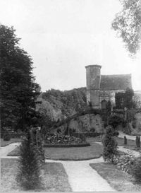 Gezicht in het park van het mottekasteeltje Oud Wulven (Oud Wulfseweg) te Houten, met op de achtergrond de voorgevel van het kasteeltje in de periode 1910-1920. Bron: Het Utrechts Archief, catalogusnummer: 5862.