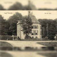 Gezicht op de rechtergevel van het kasteel Drakestein met omringend park (Slotlaan 3-6, 9) te Lage Vuursche (gemeente Baarn) in 1905-1910. Bron: Het Utrechts Archief, catalogusnummer: 15161.