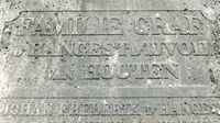 Detail van de grafsteen van het familiegraf van Hangest d'Yvoy van Houten op de Algemene Begraafplaats aan de Prinses Ireneweg in 1986. Bron: Regionaal Archief Zuid-Utrecht (RAZU), 353, 48426, 78.