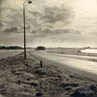Gezicht op de Zuidelijke Geerkade (Lange Meentweg) bij de buurtschap De Geer in 1960-1965. Bron: Het Utrechts Archief, catalogusnummer: 839314.