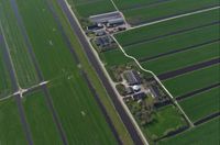 Luchtfoto uit het noordoosten gezien van de boerderij aan de Geerkade 44-45 te Wilnis (rechtsonder) met de landerijen die vroeger van familie Bosch van Drakestein. Foto: Slagboom en Peeters Luchtfotografie B.V..
