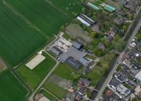 Luchtfoto vanuit het noordoosten gezien in 2016 van boerderij Welgelegen aan de Lagedijk 32. Met rechts de Schalkwijksewetering en Jhr. Ramweg te Schalkwijk. Foto: Slagboom en Peeters Luchtfotografie B.V..