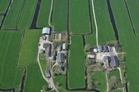 Luchtfoto van drie boerderijen in Kamerik Mijzijde in 2016 met link boerderij aan de Overstek 12, 10 en rechts Overstek 8. Foto: Slagboom en Peeters Luchtfotografie B.V..