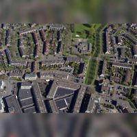 Winkecentrum Het Rond opgeleverd in april 1984 met rechts het Schonenburgseid en Schonenburgspad. Met linksboven de buurt De Hagen in 2016. Foto: Slagboom en Peeters Luchtfotografie B.V..