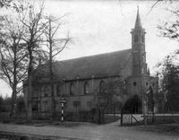 R.K. Kerk aan de Rademakerstraat 159, Soesterber in 1920. Het kerkgebouw werd ca.1839 gesticht door pastoor Louis Rademakers. Het werd in 1953 gesloopt. Foto: Archief Eemland, fotonummer: 2560.0070.
