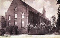 Achteraanzicht van de R.K. Kerk aan de Rademakerstraat. 159, Soesterberg in 1920. Het kerkgebouw werd ca. 1839 gesticht door pastoor Louis Rademakers. Het werd in 1953 gesloopt. Foto: Archief Eemland, fotonummer: 2560.0074.