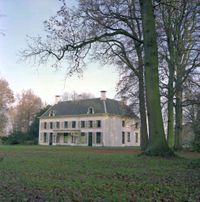 Gezicht op het huis Nieuw-Amelisweerd (Koningslaan 1) te Bunnik in mei - juni 1997. Naar een foto van Victor Lansink. Bron: Het Utrechts Archief, catalogusnummer: 852458.