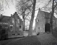 Gezicht op het poortgebouw en de boerderij van het voormalige Kartuizerklooster Nieuwlicht (Laan van Chartroise 168-170) te Utrecht in 1973. Bron; Het Utrechts Archief, catalogusnummer: 805136.