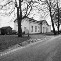 Het Oude Station van Houten in februari 1977 aan de toenmalige Stationslaan wat in 1986 Stationserf zou gaan heette. Bron: Rijkdienst voor het Cultureel Erfgoed (RCE) te Amersfoort, beeldbank.