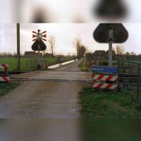 De spoorwegovergang van de Leedijk in 1993. Links op de achtergrond boerderij Schoneveld (Leedijkerhout 15-17). Foto genomen vanaf het punt waar heden de Poirta Tegula is. Bron: Regionaal Archief Zuid-Utrecht (RAZU), 353 48368, 78.