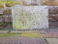 Op woensdag 9 september 1846 legde Alida Johanna Sara van Munnick van Cleeff de eerste steen voor een rijtje arbeiderswoningen; deze steen met de inscriptie A.J.S.M.C. 1846 bevindt zich nog in het arbeidershuis Salamanderpad 100. Foto: Sander van Scherpenzeel.