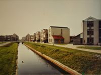 Rechts de appartementen aan de Talingweide en het Kooikerseind richting Het Rond gezien midden in ca. 1985 in het midden de Geersloot lopend door het Kooikerspark. Bron: Collectie gemeente Houten.