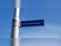 Straatnaambord aan de Dirck Hoetweg in maart 2021. Foto: Sander van Scherpenzeel.