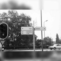 Zicht op diverse fietsborden met richtingaanwijzing die tot 1985-1986 bij de kruising van de Utrechtseweg met de Herenweg stonden. Na 1986 is hier de Utrechtseweg veranderd in De Poort en Lupine-oord. Op de achtergrond villa heden aan de Romeinenpoort 1 geadresseerd, hoek Lupine-oord met de Herenweg. Bron: Regionaal Archief Zuid-Utrecht (RAZU), 353.