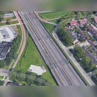 Plek naast de Lobbendijk, de parkeerplaats en de Staatslijn H Utrecht - 's-Hertogenbosch waar het spoorhuisje van de familie Brugman stond in de buurt van de Randhoeve. Luchtfoto Google Maps.