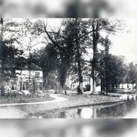 Landgoed Wickenburgh. Linkerzijgevel van het landhuis met de vijver op de voorgrond en rechts door de bomen heen de duiventoren. Er staan enkele poserende mensen op de foto in 1886. Bron: Regionaal Archief Zuid-Utrecht (RAZU), 353, 42086, 67.