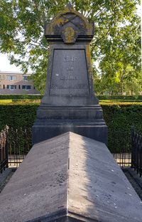 Het familiegraf van Strick van Linschoten van Rhijnauwen op de Algemene Begraafplaats te Bunnik gelegen aan de Provincialeweg 63 (1). Foto: september 2020, Sander van Scherpenzeel.