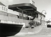 Gezicht op de straatzijde van het N.S.-station Houten aan het Onderdoor te Houten, uit het noordoosten in juni 1995. Bron: Het Utrechts Archief, catalogusnummer: 95040.