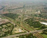 Luchtfoto van de 1e Algemene Begraafplaats Soestbergen (links, Gansstraat) en de 2e Algemene Begraafplaats Kovelswade (rechts, Koningsweg) te Utrecht, uit het zuiden. Op de voorgrond het spoorwegknooppunt Lunetten en de Rijksweg 22 (Waterlinieweg). Op de achtergrond de Sterrenwijk, Abstede en de studentenflats aan de Ina Boudier-Bakkerlaan in de zomer van 1980. Het terrein waar de Waterlinieweg, de spoorlijnen Rhijnspoorweg en Staatslijn H overheen liggen in Utrecht Lunetten/Tolsteeg is ruim 15 jaar lang het eigendom geweest van Paul Bosch van Drakestein (1820-1834). Bron: Het Utrechts Archief, catalogusnummer: 85359.