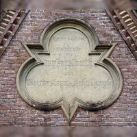 Familiegraf 'de Wijkerslooth de Weerdesteyn' inscriptie aan de achterkant van de grafkapel op de Rooms Katholieke Begraafplaats aan de Jonkheer Ramweg te Schalkwijk in april 2021. Foto: André Botermans.