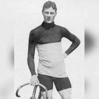 Jhr. Gérard Dagobert Henri Bosch van Drakestein met zijn racefiets rond 1920. Bron: Wikipedia.