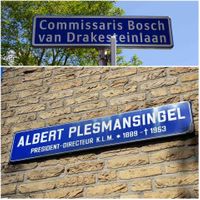 Twee straatnaamborden in de 's-Hertogenbosche jaren 60 wijk De Kruiskamp met boven het straatnaambord 'Commissaris Bosch van Drakestein' en een zij straat de 'Albert Plesmansingel' President-directeur van de K.L.M *1889 - + 1953). Foto: Sander van Scherpenzeel.