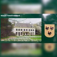 Foto (fragment) van een foto van landhuis Nieuw-Amelisweerd met rechts het wapen van Nieuw-Amelisweerd op een informatiebord op het landgoed Rhijnauwen in juni 2021. Foto: Sander van Scherpenzeel.